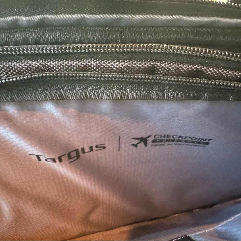 Targus Black Men's Laptop Messenger Bag with Shoulder Strap